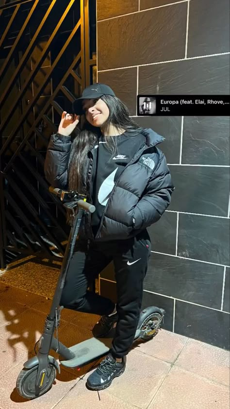 Drill Girl Aesthetic, Eshay Girls Outfits, Drip Women Outfits, Drill Girls Style, Maranza Girl, Roadman Style Girl, Trap Girl Outfits, Drill Outfit Girl, Roadman Girl