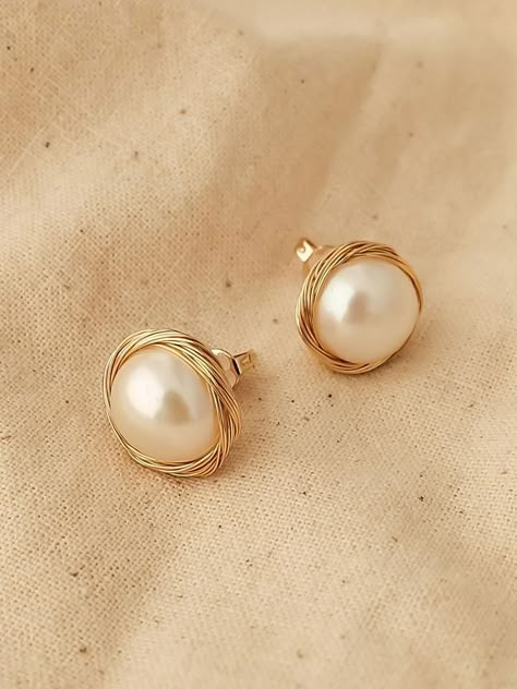 Pearl Earrings Designs, Small Earrings Gold, Fall Board, Real Pearl Earrings, Pearl Necklace Designs, Fashionable Accessories, Simple Retro, Jewelry Design Earrings, Accessories Brand