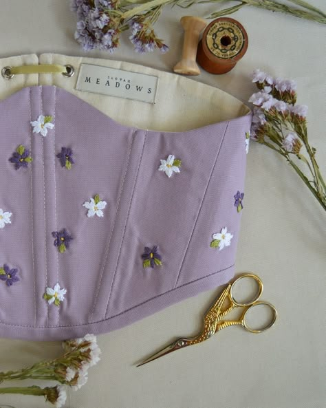 There hasn’t been a close up photo of a corset in a while and this one really deserves it 🌸 I really enjoyed working on it, it’s just perfect for spring/summer 🌿🌸 Soft Corset Outfit, Styling Underbust Corset, Sewing Corset, Embroidery Corset, Summer Corset, Corset Ideas, Diy Corset, Punk Fashion Diy, Cowgirl Wedding