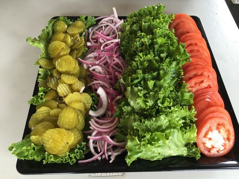 Burger Tray Ideas, Birthday Party Bbq Food, Burger Platter Ideas, Birthday Grilling Ideas, Hamburger Tray Ideas, Grilling Birthday Party, Bbq Food Layout Ideas, Bbq Food Platters, Burger Condiments Platter