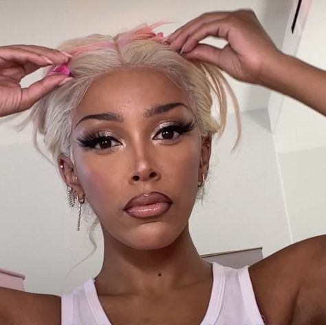 Doja Cat Brown Hair, Doha Cat Makeup, Doja Cat Eyebrows, Doja Cat Black Hair, Doja Makeup, Doja Cat Makeup Looks, Lady Gaga Makeup Looks, Doja Cat Pretty, Doja Cat Blonde Hair