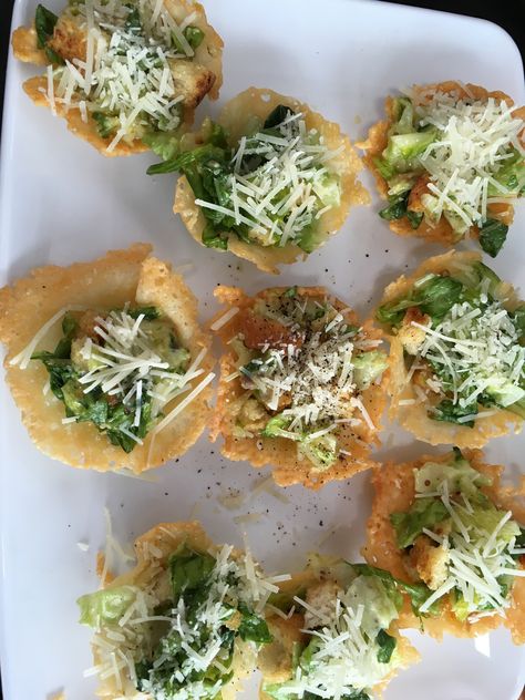 How to Make: Parmesan Caesar Salad Cups Caesar Salad Appetizer, Cesar Salad Cups For Party, Cesar Salad Cups, Parmesan Cups Salad, Caesar Salad Cups, Cesar Chicken, Wine Pairing Menu, Shot Party, Salad Presentation