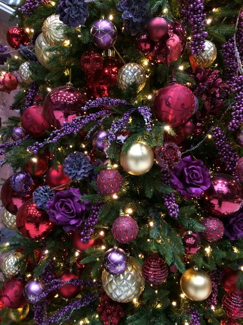 Purple And Burgundy Christmas Decor, Red Pink Purple Christmas Tree, Dark Pink Christmas Tree, Purple Christmas Color Palette, Red And Purple Christmas Decor, Purple And Pink Christmas Tree, Purple And Red Christmas Tree, Pink And Purple Christmas Decor, Red And Purple Christmas Tree