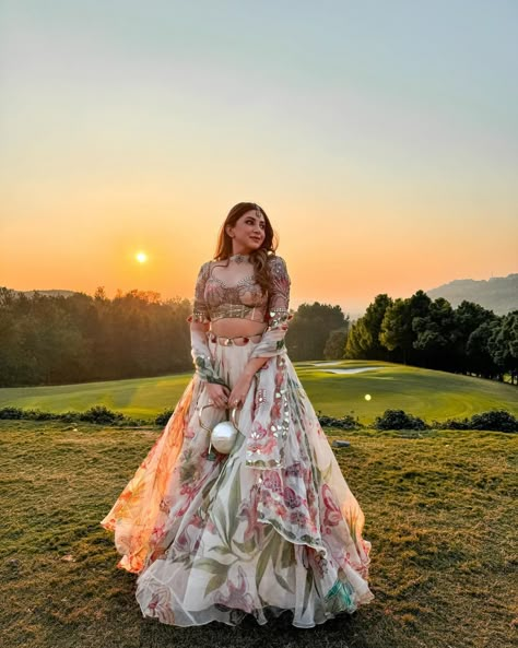 Fashion Influencer Aashna Shroff is having her sunset lehenga moment and we can't take our eyes off her 😍 @aashnashroff Follow @wishnwed for more such lehenga inspiration. #Bridesmaids #BridesmaidOutfits #weddinginspo #sistergoals #dancevideo #bridesister #bridaldetails #bridaljewellery #redlehenga #bridalportraits #bridalphotography #bridallehenga #bridalfashion #weddingphotography #instagramreels #feelkaroreelkaro #reelkarofeelkaro #reelitfeelit #pakistanibride #pakistaniwedding #bollywo... Simple Mehendi Outfits For Bride, Bridesmaid Lehenga Sisters, After Wedding Outfit, Lehenga Floral, Aashna Shroff, Mehendi Outfits For Bride, Wedding Reel, Lehenga Inspiration, Designer Dresses Elegant