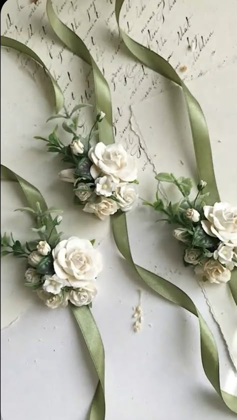 Corsage For Bridesmaids, Wedding Corsage Diy, Bridal Corsage Wrist The Bride, Simple Wedding Corsage, Wedding Corsage Ideas, Simple Corsage Wedding, Bidermajer Wedding Bouquets, Mother Of Bride Flowers, Sage Green Corsage