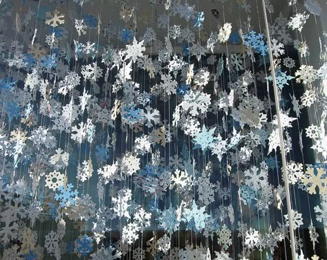 Paper snowflakes (similar material to election party stars) Diy Winter Wonderland Decorations, Winter Wonderland Dance, Winter Wonderland-party, Wonderland Decorations, Winter Wonderland Birthday, Fun Christmas Activities, Winter Dance, Winter Wonderland Decorations, Winter Ball