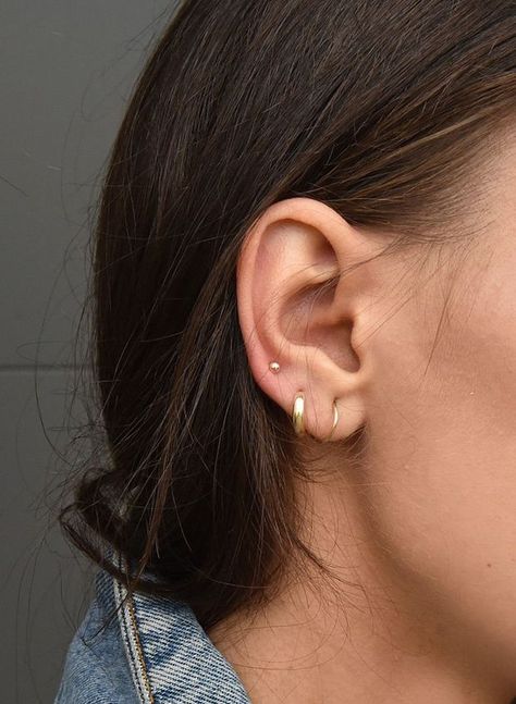 Ear Party Inspiration Ušný Piercing, Ear Peircings, Cool Ear Piercings, Pretty Ear Piercings, Multiple Ear Piercings, Cute Ear Piercings, Ear Party, Cute Piercings, Hammered Hoop Earrings