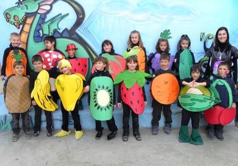 Fruit and vegetable Costumes for Kids :) - Activities For Kids | Facebook Diy Fruit Costume, Nutrition Month Costume, Vegetable Costumes, Vegetable Crafts, Fruit Costumes, Fruit Crafts, Carnaval Costume, Food Costumes, Kids Homemade