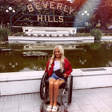 Clothes which look good in a wheelchair/whilst sitting - Jordan's Beautiful Life Wheelchair Outfits Women, Amputee Fashion, Wheelchair Outfits, Wheelchair Clothing, Book Closet, Disabled Fashion, Wheelchair Fashion, Wheelchair Women, Outfit Plan