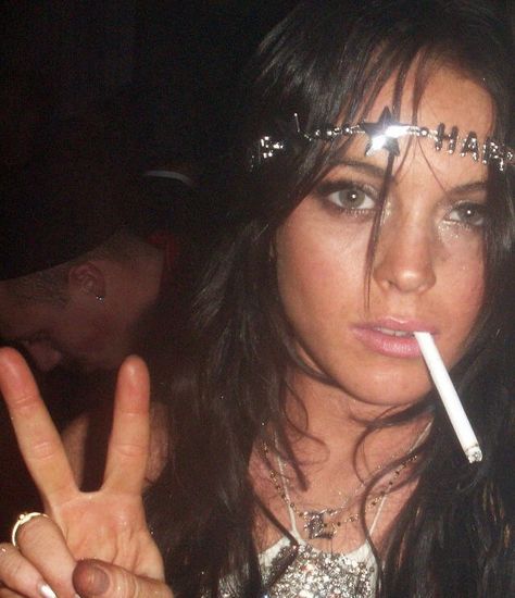 Lindsay Lohan Mcbling Icons, Dark Mcbling, Emo Eye Makeup, Trashy Style, Emo Mcbling, Trashy Y2k Aesthetic, Mcbling Trashy Y2k, 2000s Trashy, Juicy Tracksuit