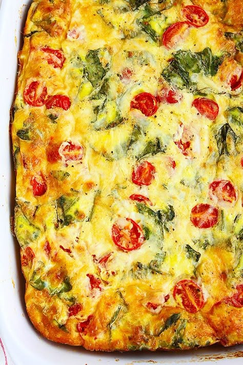 Caprese Breakfast Casserole-This Easy Egg Casserole With Mozzarella Cheese, Tomatoes, And Basil Is Made In One Pan And Perfect For Breakfast Or Brunch! #breakfast #brunch #casserole #breakfastcasserole #caprese #tomatoes #basil #eggs #glutenfree #vegetarian Egg Bake With Tomatoes, Brunch Eggs Ideas, Egg Casserole Recipes Vegetarian, Tomato Egg Casserole, Basil Eggs, Caprese Tomatoes, Easy Egg Dishes, Caprese Breakfast, Tomato Egg Bake