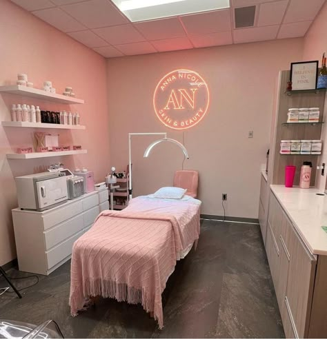 At Home Studio Ideas, Lip Filler Room Decor, Teeth Whiting Room Decor, Esthetician Studio Pink, Facial Spa Room Ideas Modern, Pink Spa Esthetic, Home Based Lash Room, Esthetician Room Pink, Lash Room Decor Ideas Interior Design