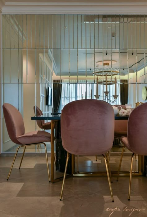 Mirror Panelling Dining Area, Mirror Wall Dining Table, Contemporary Dining Room Mirror Wall, Dining Area Wall Panelling, Dining Table Mirror Wall, Dining Area Mirror Wall, Dining Table Back Wall Design, Dining Area With Mirror, Dinning Area Design Modern Wall