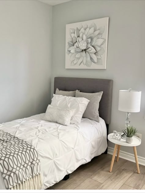 Use a couple of large throw pillows or a king bed pillow to add layers to a twin bed... Twin Bed Set Up, Pillow Set Up On Bed Twin, Grey Single Bedroom Ideas, Single Bed Inspo Aesthetic, Bedroom Ideas For Single Beds, How To Dress A Single Bed, White Bedding Twin Bed, Twin Size Bed Bedroom Ideas, Twin Size Pillow Arrangement