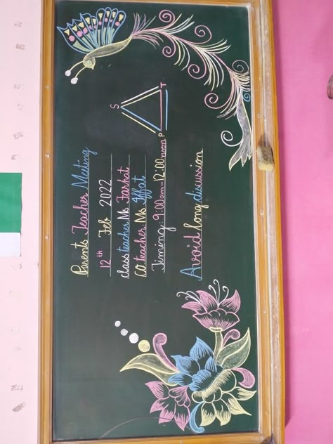 Board Work For School With Chalk, Board Writing Ideas Chalk, Class Black Board Decoration Ideas, Teacher Dairy Decorations Ideas, Ptm Board Decoration Ideas School Chalk, Blackboard Design Classroom, Parents Meeting Board Decoration, Ptm Blackboard Decoration Ideas, Black Chart Paper Decoration Ideas