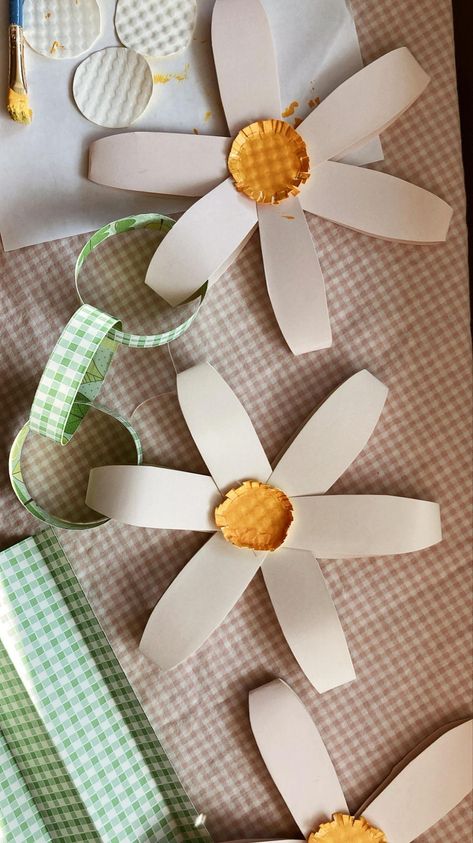 I’ve always loved paper chains and making a daisy version felt right for Spring 🌼🌿✨ Cut 6-8 pieces of cardstock folded in half as petals f… | Instagram Paper Flower Chain, Spring Paper Decorations, Paper Plate Flower Craft, Diy Flower Garland, Daisy Crafts, Daisy Garland, Rae Of Sunshine, Garland Making, Bunting Diy