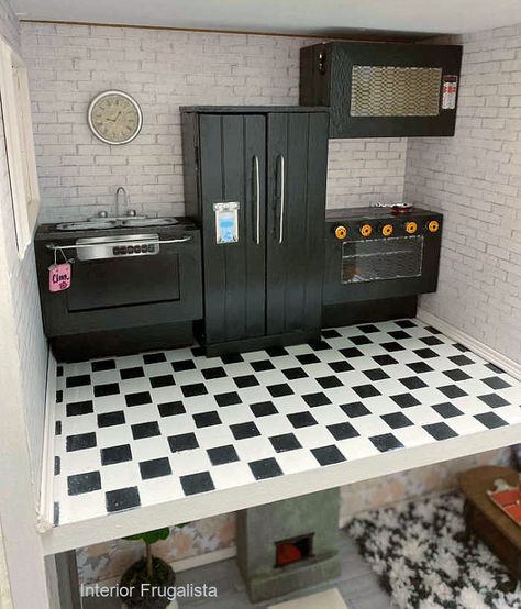 DIY Dollhouse Miniature Kitchen Appliances Diy Dollhouse Fridge, Diy Barbie Kitchen Cabinets, Doll House Kitchen Ideas, 1 12 Scale Miniatures Diy Kitchen, Gothic Dollhouse Diy, Dollhouse Kitchen Ideas, Miniature Kitchen Diy, Diy Doll Kitchen, Diy Dollhouse Kitchen