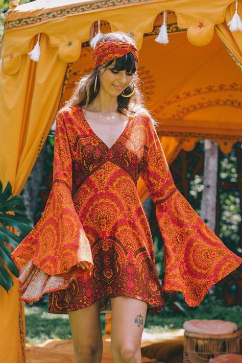 70s retro perfection with this paisley dress from Nine Lives Bazaar! Disco Outfits, 70s Fashion Hippie, 70s Fashion Dresses, Moda Hippie, Boho Mode, Mode Hippie, 70s Inspired Fashion, Gaun Fashion, 70s Outfits