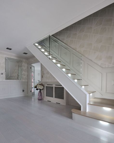 come-illuminare-le-scale-in-casa-10 Bespoke Staircases, House Staircase, New Staircase, Glass Staircase, Interior Design Per La Casa, The Staircase, Modern Stairs, Glass Railing, Modern Staircase