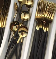 Black Handle Kitchen, Black Kitchen Accessories, House Appliances, Black Kitchen Handles, Black Kitchen Decor, Silver Kitchen, Gold Cutlery Set, Cutlery Design, Camper Kitchen