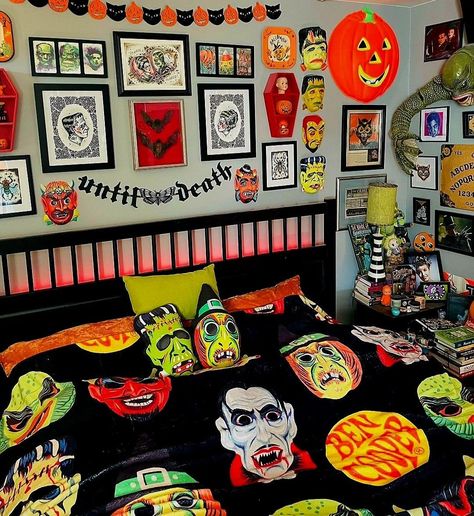 Horror Room Aesthetic, Horror Themed Room, Horror Bedroom Ideas, Halloween Themed Room, Horror Themed Bedroom, Halloween Bedroom Aesthetic, Horror Bedroom, Spooky Room, Halloween Dorm