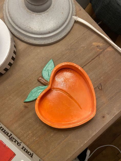 Air Dry Clay Ashtray Aesthetic, Clay Household Items, Clay Art Projects Decorative Trays, Clay Projects Aesthetic, Cool Ashtrays Clay, Airdryclay Ideas Useful, Airdryclay Ideas Aesthetic, Air Dry Clay Ashtray Diy, Diy Clay Tray