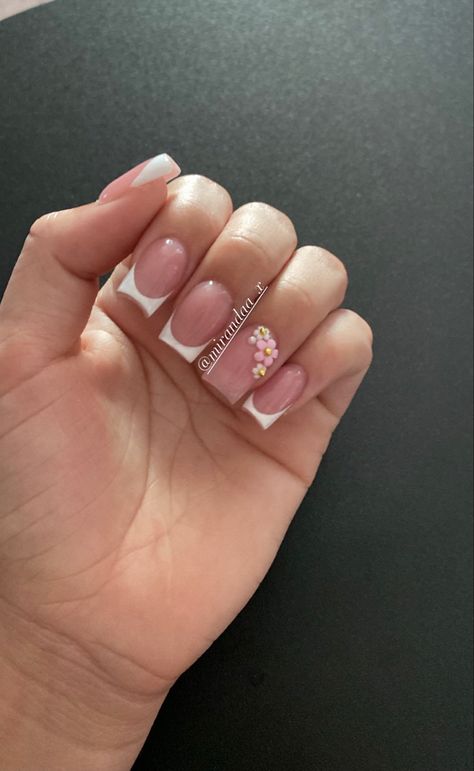 Inspo from nailedbysusyy on ig ✨ Short Floral French Tip Nails, Cute Frenchies Nails Short, Cute White Nails French Tip, Short Nails Acrylic Flowers, Short White French Tips With Design, Short French Tip Nails With Flowers, Short French Tip Acrylic Nails With Flower, Short Nail With Flowers, White Tip With Flowers