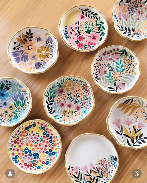 Bridal Shower Pottery Painting, Ceramic Floral Design, Diy Pottery Ideas, Ceramic Bowl Designs, Ceramic Pottery Painting Ideas, Underglaze Designs, Floral Ceramics, Ceramics Bowls, Diy Keramik