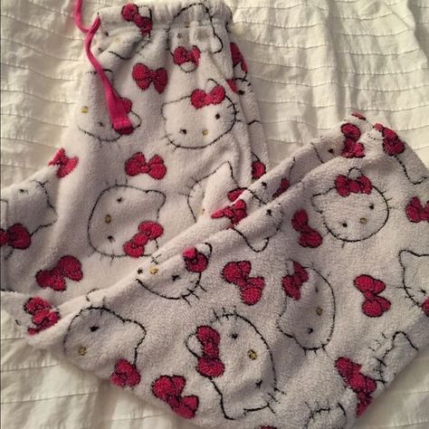 Hello Kitty Pajama Pants, Hello Kitty Pants, Images Hello Kitty, Kitty Clothes, Charmmy Kitty, Hello Kitty Clothes, Hello Kitty Aesthetic, Cute Pjs, Cute Pajama Sets