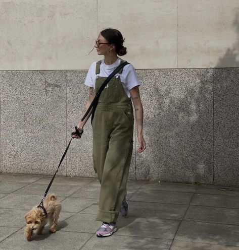 Oversized Jumper Outfit, Green Overalls Outfits, Jean Overall Outfits, Overalls Outfit Aesthetic, Overalls Outfit Summer, Denim Overalls Outfit, Chloe Hayward, Overalls Outfits, New Balance Outfit