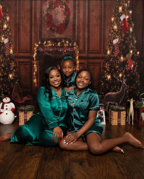 Silk Pajamas Family Photos, Black Christmas Photoshoot Family, Christmas Pj Photoshoot, Sisters Christmas Photoshoot, Family Pajamas Christmas Photo Ideas, Children Christmas Photos, Sister Christmas Photoshoot, Christmas Pjs Family Picture Ideas, Christmas Photoshoot Ideas Friends