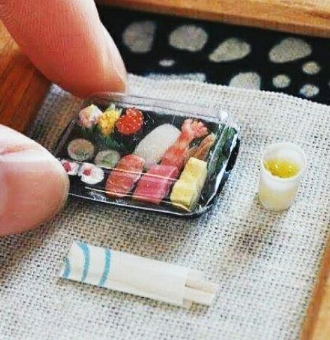 Mini sushi Tiny Cute Things, Mini Food Toys, Mini Things Diy How To Make, Cute Mini Crafts, Diy Mini Food, Mini Crafts Diy, Mini Choses, Mini Sushi, Lps Crafts