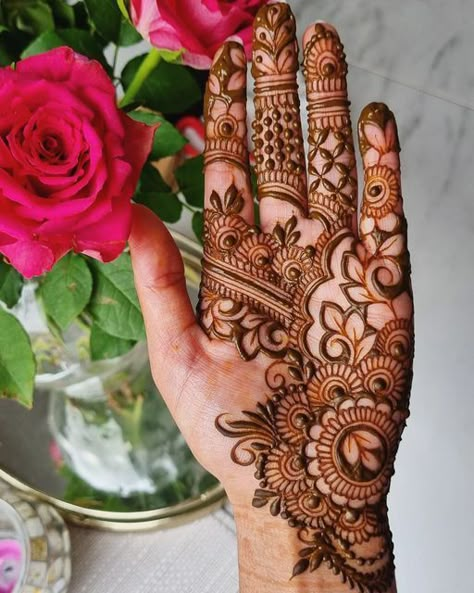 Mendhi Designs For Front Hands, Casual Mehndi Design, Mehndi Designs Aesthetic Front Hand, Mehandi Designs Simple Front Hand Back, Heena Design Modern Front Hand Designs, Front Hand Mendhi Degin, Mehndi Right Hand, Simple Mehendi Designs Front Hand Easy, Simple Front Mehndi Designs