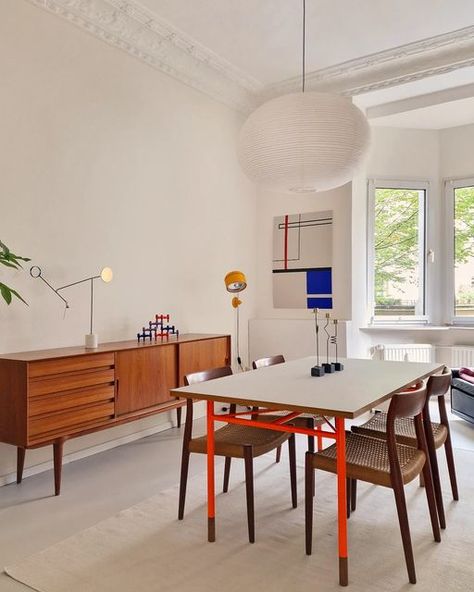 Linoleum Dining Table, Bauhaus Dining Room, Bauhaus Dining Table, 1960s Dining Room, Dinning Spaces, Bauhaus Minimalism, Midcentury Dining Table, Cheerful Home, 80s Interior