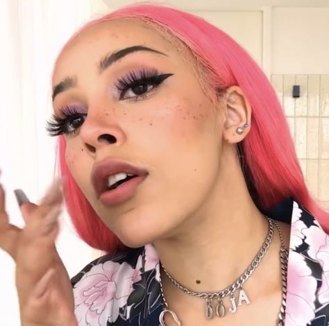 doja cat discovered by ☆ on We Heart It Doja Cat Pink, Vogue Interview, Icon Layout, Vogue Makeup, Ex Girl, Brown Skin Makeup, Pinterest Makeup, Cat Icon, Female Rappers