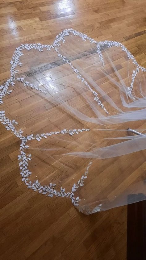 Elegant Wedding Veil With Embroidered Leaf Design and Pearl Accents - Etsy Croatia Leaf Veil, Elegant Wedding Veil, Veil Embroidery, Embroidery Leaves, Cathedral Length Wedding Veil, Veil Pearl, Veil Long, Embroidered Leaf, Veil Cathedral