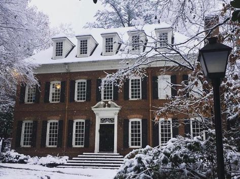 Colonial Brick House Exterior, Colonial Brick House, Georgian Colonial House, Painted Brick Exteriors, Colonial House Exteriors, Garage Design Interior, Rustic Lake Houses, Colonial Mansion, Usa House