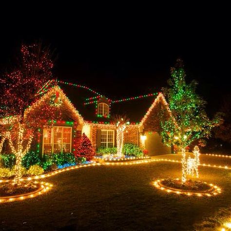 Outdoor Christmas Light Ideas, Diy Christmas Light Decorations, Christmas Light Decorations, Christmas Outdoor Lights, Exterior Christmas Lights, Christmas Lights Ideas, Christmas Light Ideas, Christmas Lights Outdoor, Christmas Outside