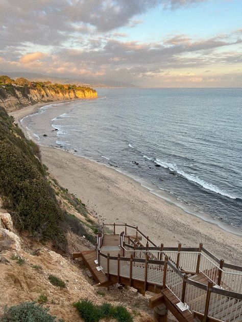 Dream Life Beach, Point Dume Malibu Photography, Malibu Photo Ideas, 80s Malibu Aesthetic, Malibu Aesthetic Vintage, Malibu Astethic, La Beach Aesthetic, Malibu Aestethic, Houses In Malibu