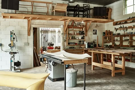 Home Woodshop, Woodshop Interior, Wood Workshop Design, Corner Dog Crate, Woodshop Design, Workshop Interior, Round Chairs, Workshop Architecture, Woodshop Ideas