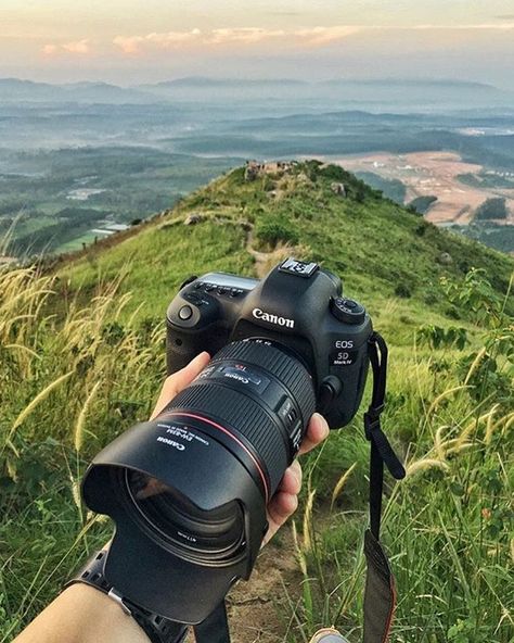 We are back after a much needed break!  Canon 5D MKIV with a Canon 24-105mm f/4 L Photo by @limjunkit -------- Use #photographicblogsite and tag us to be featured! Canon Camera Photography, Kamera Dslr, Best Camera For Photography, Camera Wallpaper, Camera Drawing, Canon 5d Mark Iv, Camera Digital, Vlogging Camera, Canon 5d