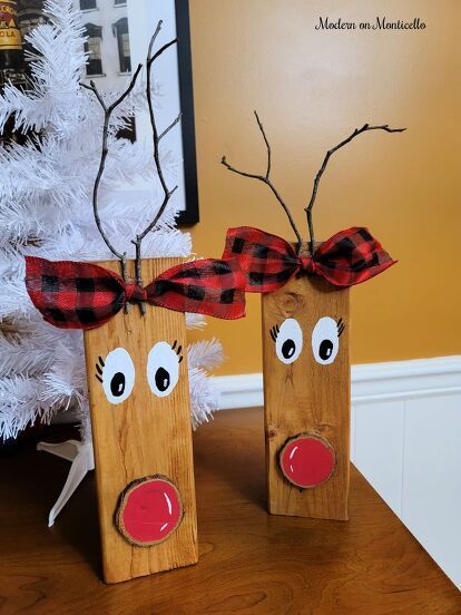 This is a ultimate upcycled project. Every single thing either came from my yard or from the construction project of our sunroom this year. Starting with some leftover 2 x 4s, I made these adorable reindeers for the holidays.Earlier this year, a friend of mine shared the details of a fun project she had seen either on Facebook or Pinterest of a reindeer created from a cut 2 x 4 board. This conversation sparked the idea to remake reindeers of our own since I already had the supplies on… Diy Thanksgiving Wood Crafts, 1 X 4 Projects Wood, Block Reindeer, Wood Cats, Reindeer Crafts, Reindeer Diy, 2x4 Crafts, Wood Reindeer, Xmas Reindeer