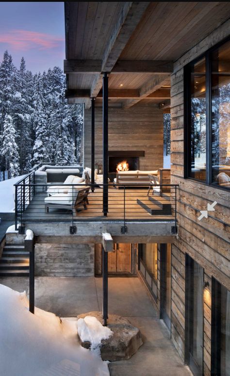 Modern Ski House Exterior, Modern Lake House Exterior, Winter Home Exterior, Home Exterior Decor, Modern Ski Home, Rustic Mountain Homes, Winter House Exterior, Ski Home, Winter Chalet