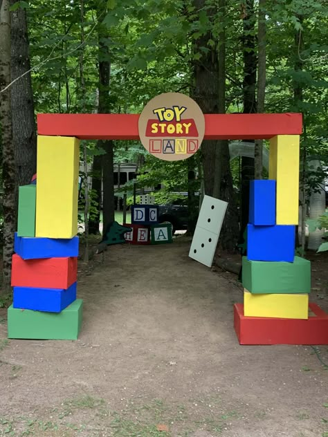 Toy Story Decorations Halloween, Toy Story Outdoor Decorations, Toy Story Halloween Decorations Diy, Toy Story Cardboard Diy, Backyard Toy Story Party, Easy Diy Toy Story Decorations, Toy Story Blocks Diy, Toy Story Background Party Ideas, Toy Story Props Diy