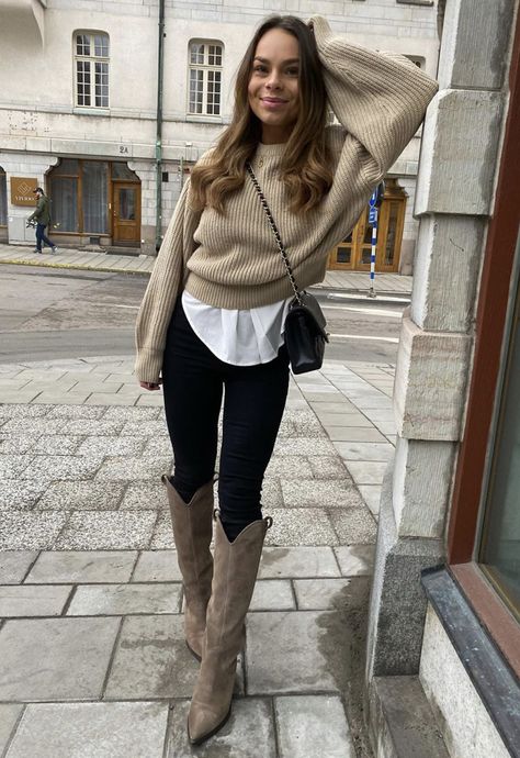 Cowgirl Boots Outfit Night Out, Outfit Botas Cowboy Mujer, Tan Western Boots Outfit, Outfit Bota Vaquera, Cowboots Outfits, Botas Cowboy Mujer Outfit, Winter Vaquera Outfits, Cowboy Boots Outfit Fall, Nashville Style Outfits