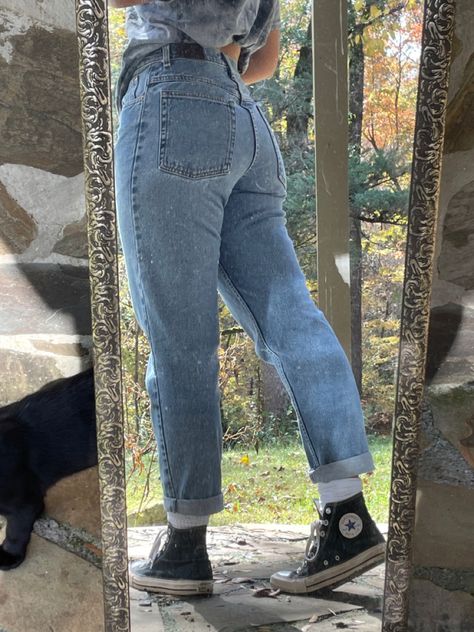 Loose jeans with converse 90s look. Cuffed Jeans And Converse, Cuffed Jeans Outfit Aesthetic, 90s Fashion Converse, Mom Jeans Outfit Converse, Cuffed Jeans With Converse, Cuffed Mom Jeans Outfit, Baggy Jeans And Converse Outfit, 90s Converse Outfit, Bf Jeans Outfit