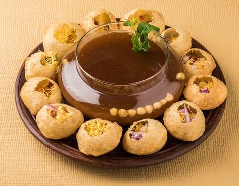 Chaat Platter, Pani Puri Recipe, Indian Fast Food, Indian Food Photography, Desi Street Food, Platter Board, Puri Recipe, Diwali Ideas, Hotel Ads