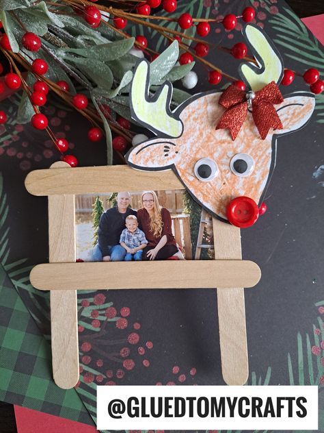 Popsicle Stick Reindeer Picture Frame Ornament Reindeer Picture Frame, Popsicle Picture Frame Ornament, Popsicle Stick Photo Ornaments, Popsicle Stick Frames For Kids, Reindeer Popsicle Stick Ornament, Popsicle Stick Picture Frame For Kids, Popsicle Stick Ornaments With Picture, Christmas Picture Frame Crafts, Popsicle Picture Frame