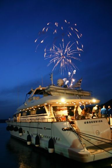 Discover Greece aboard a luxury yacht charter of your dreams - Party time Summer Yacht Party, Yacht Cocktail Party, Ibiza Yacht Party, Yacht Wedding Aesthetic, Birthday On A Boat Party Ideas, Yatch Boat Birthday Party, Birthday On Boat, Yacht Bday Party, Yacht Dinner Party