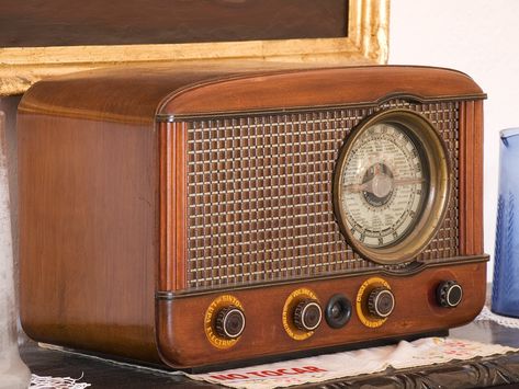 ¡Me encantan las radios antiguas! Oil Lamp Centerpiece, 1950s Radio, Golden Age Of Radio, Old Television, Radio Design, Old Radio, Radio Vintage, Retro Radio, Juke Box